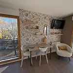Apartman Cosy Avec Grand Balcon A Bron